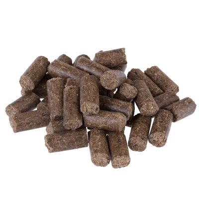 Barna, henger alakú pellet préselt anyagból, lazán egymásra rakva. Termékábrázolás csomagolás nélkül.