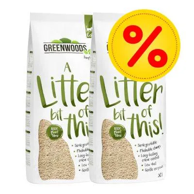 Dvě balení steliva Greenwoods A Littler bit of this! s nápisem '100% plant fibre' a žlutý symbol procenta v červeném kruhu v pravém horním rohu