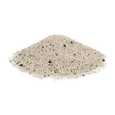 Hromada jemného, světle šedého granulátu s jednotlivými tmavými částicemi, pravděpodobně kočkolit.