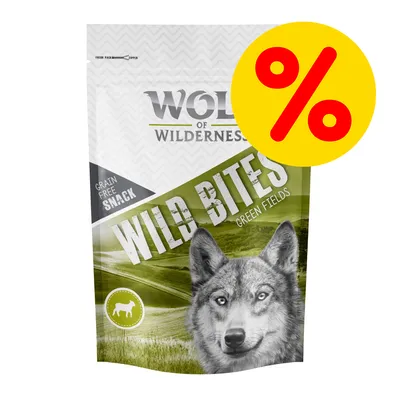 Bolsa de Wolf of Wilderness Wild Bites Green Fields, texto visible: Grain Free Snack. Círculo amarillo con símbolo de porcentaje rojo en la esquina superior derecha.