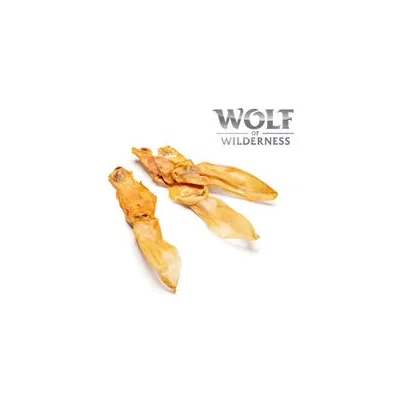 Friandises séchées en forme d’oreilles, trois pièces sur fond blanc, marque visible : Wolf of Wilderness