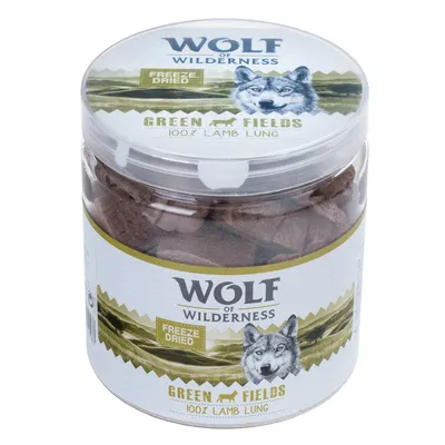 Burk med Wolf of Wilderness Green Fields, Freeze Dried, 100% Lamb Lung. Synliga bitar av frystorkad lamm lunga i genomskinlig plastburk med varumärket och produktnamnet på etiketten.