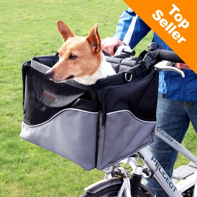 Hund i svart och grå cykelkorg av tyg, Friends on Tour-tryck synligt. Orange hörn med texten Top Seller.