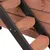 Detailaufnahme einer Holztreppe mit schwarzen Metallstreben, geeignet für den Zugang zu einem erhöhten Bereich.