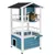 Mehrstöckiges Katzenhaus aus Holz mit blau-weisser Lackierung, Dach und Plattformen. Katze sitzt auf der oberen Etage.