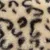 Close-up van een beige-zwart luipaardpatroon op zacht bontmateriaal.