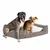 Zwei Hunde sitzen auf einem grauen Hundebett mit weissem Kissen. Produkt zeigt Nutzung des Bettes.