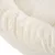 Gros plan sur un panier pour animal en tissu peluche beige, surface douce et rebord rembourré visibles.