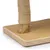 Base per tiragraffi in legno con tronco avvolto in sisal, piastra rettangolare in legno chiaro e superficie in tessuto.