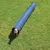 Túnel azul de tela para perros sobre césped, con un perro entrando por uno de los extremos. Accesorio para entrenamiento o juego canino al aire libre. Túnel azul de tela para perros sobre césped, con un perro entrando por uno de los extremos. Accesorio para entrenamiento o juego canino al aire libre.
