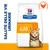 Confezione Hill's Prescription Diet c/d per gatti, testo visibile: SALUTE DELLE VIE URINARIE, simbolo arancione di pollo in alto a destra. Confezione Hill's Prescription Diet c/d per gatti, testo visibile: SALUTE DELLE VIE URINARIE, simbolo arancione di pollo in alto a destra.