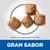 Croquetas de pienso para mascotas, tamaño aproximado 7 x 17,5 mm. Texto visible: GRAN SABOR.