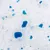 Close-up van kattenbakvulling met witte en blauwe korrels, materiaal lijkt op silicaat. Geen merknaam of tekst zichtbaar.