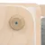 Nahaufnahme einer Holzverbindung mit beige Kunststoffabdeckung und Schraube. Zeigt Detail der Konstruktion.