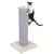 Kratzsäule mit Filzbezug und Holzsockel, Katze klettert daran hoch. Spielzeug in Form eines Katzengesichts hängt an der Säule.