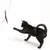 Gatto nero che gioca con una frutti di boscotta per gatti con piume viola e marroni appese a un filo.
