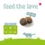 Zwei runde Futterstücke mit Schild '100% løve'. Text: 'feed the løve'. Größentabelle in mm: Durchmesser 15, Höhe 5,5. Silhouette eines Hundes unten. Zwei runde Futterstücke mit Schild '100% løve'. Text: 'feed the løve'. Größentabelle in mm: Durchmesser 15, Höhe 5,5. Silhouette eines Hundes unten.