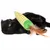 Gatto nero gioca con un gioco giallo-verde a forma di pannocchia di mais decorato con piume.