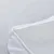 Gros plan sur un tissu blanc avec bordure cousue, matière synthétique visible. Aucun logo ni texte apparent.