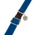 Blaues Halsband mit goldener Schnalle, braunem Lederdetail und rundem Anhänger mit eingraviertem Logo.