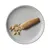 Primo piano di un pezzo di tonno e fiocchi di tonno su un piatto bianco, mostra la consistenza del prodotto.