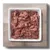 Nahaufnahme von rohem, zerkleinertem Fleisch in einer weißen Schale auf einem Holztisch. Produktdarstellung für Tiernahrung.