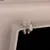 Close-up van een beige kunststofsluiting op een product, toont de structuur en mechaniek van de clip.