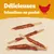 Délicieuses friandises au poulet, texte en haut de l’image avec illustration de poule rouge et bâtonnets de friandises visibles sur fond beige.