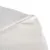 Primer plano de un material textil blanco y suave con superficie texturizada, posiblemente para una cama o manta para mascotas.