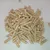 Hoop beige cilindervormige pellets op een witte ondergrond, geen merknaam of verpakking zichtbaar.