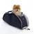 Petit chien assis dans un sac de transport noir et gris avec poignées, fermeture éclair et logo Trixie visible sur le côté.