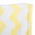 Détail d’un tissu en polaire à motif zigzag jaune et blanc, couture visible sur le bord supérieur.