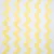 Motif en zigzag jaune sur fond blanc, tissu à motif géométrique visible. Matière textile.
