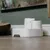 Bijela stanica za piće Cat Mate s dva spremnika za vodu, postavljena na podu ispred zida.