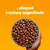 Miska z brązowymi suchymi granulkami karmy, tekst: z naturalnie silnymi superfoods. Miska z brązowymi suchymi granulkami karmy, tekst: z naturalnie silnymi superfoods.