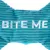 Turkost hundleksak med broderad text 'BITE ME' i vita bokstäver.