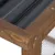 Détail d’un toit en plastique noir ondulé sur structure en bois avec grillage métallique, fixation par vis visibles. Matériaux : bois, plastique, métal.