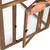 Porte grillagée en bois avec loquet, ouverte par une main. Structure en métal et bois visible, adaptée pour enclos ou cage d’animaux.