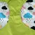 Détail d’un tissu imperméable vert avec doublure à motifs de nuages colorés et gouttes de pluie, visible sur un vêtement ou accessoire pour animal.