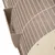 Détail d’une cage en métal blanc avec base et mangeoire en plastique beige, vue rapprochée sur les barreaux et la fixation de la structure.