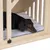 Hund liegt auf weissem Kissen in einer Holzkiste mit Gitterdesign. Produkt zeigt Nutzung eines Hundebetts oder Rückzugsortes.