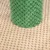 Groene krabpaal met gestructureerd oppervlak op beige tapijt.