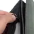 Primer plano de una cremallera que se abre para mostrar el material interior de un producto.