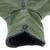 Détail d’un manteau pour chien vert, extérieur en tissu imperméable, doublure intérieure noire en polaire, fermeture éclair visible et cordon de serrage avec stoppeur.