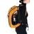 Sac à dos de transport jaune avec fenêtre en maille, porté sur le dos d'une personne, contenant un petit animal visible à l'intérieur.