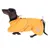 Teckel portant un manteau imperméable orange avec capuche, bandes réfléchissantes et motif nuage de pluie sur le côté. Fermeture par cordons visibles à l’arrière.