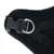 Nahaufnahme eines schwarzen Gurtsystems mit Klickverschluss und Metall-D-Ring, befestigt an einem atmungsaktiven Netzmaterial.