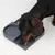 Chien mangeant dans une gamelle grise en plastique à compartiments, posée au sol. Un compartiment pour l’eau et un autre avec surface texturée pour la nourriture sont visibles.