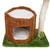 Árbol rascador con cueva marrón de felpa, cojín interior blanco, base de moqueta verde y poste rascador envuelto en sisal.