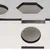 Boîte en bois clair avec ouvertures de formes différentes, dont un cercle et un hexagone visibles sur la surface.